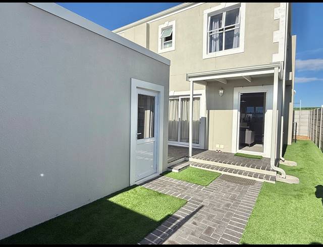 3 BEDROOM TOWNHOUSE FOR SALE IN SUNNINGDALE